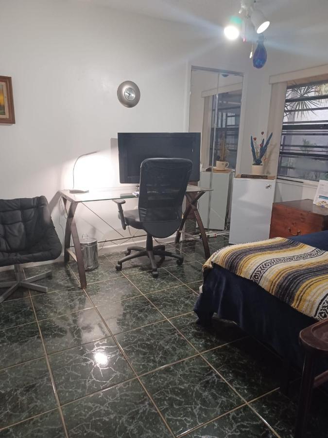Snug Minimalist Full Bed With 50 Inch Smart Tv, Netflix, Airplay, Mini-Fridge, And 500 Mbps Wifi Near Fiu, Dolphin Mall, Airport 마이애미 외부 사진